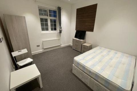 1 bedroom in a house share to rent, Room @ Uxbridge Road Shepherds Bush W12