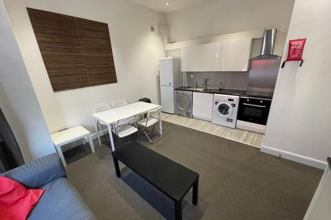 1 bedroom in a house share to rent, Room @ Uxbridge Road Shepherds Bush W12