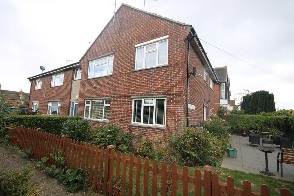 Craven Road, Newbury, RG14 2 bed apartment £250,000