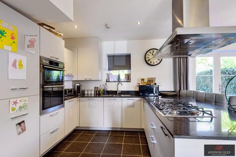 2 Mobbs Close, Stoke Poges, Slough, SL2 4FF