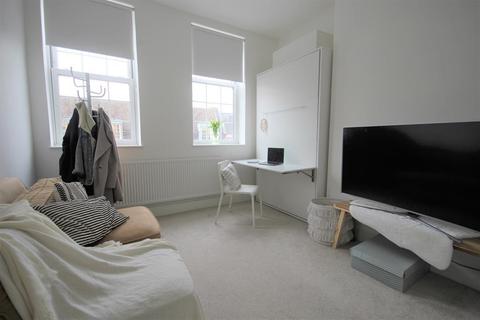 2 bedroom flat for sale - London Road, East Grinstead, RH19