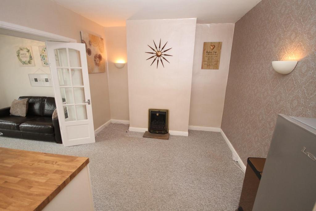 Kingsway, Bradford 4 bed semidetached house £925 pcm (£213 pw)