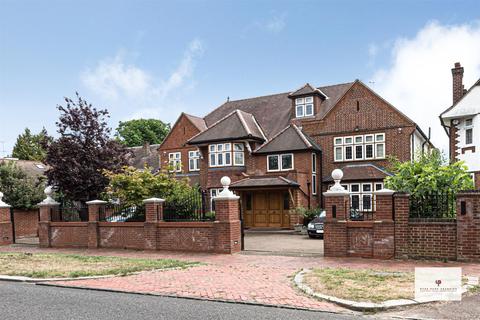 6 bedroom detached house for sale - Broad Walk, Winchmore Hill, London