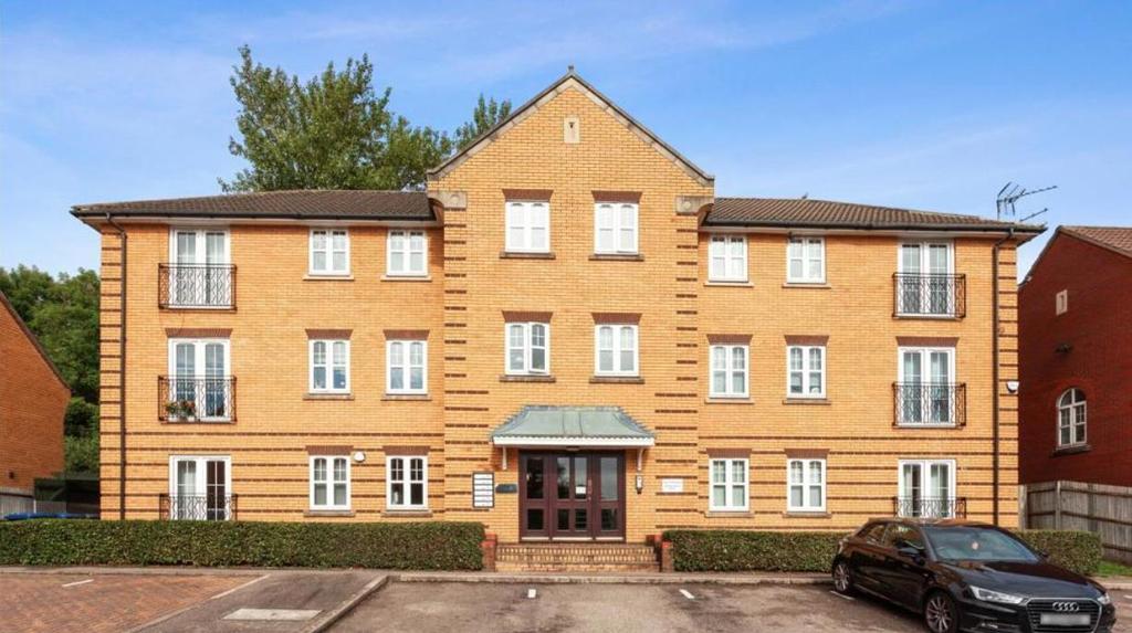 Honiton Gardens, London 2 bed flat £425,000