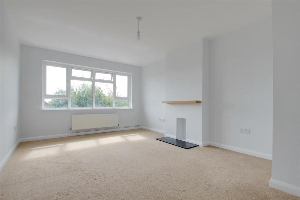 Sea Lane Gardens, Ferring, Worthing 2 bed flat £1,250 pcm (£288 pw)