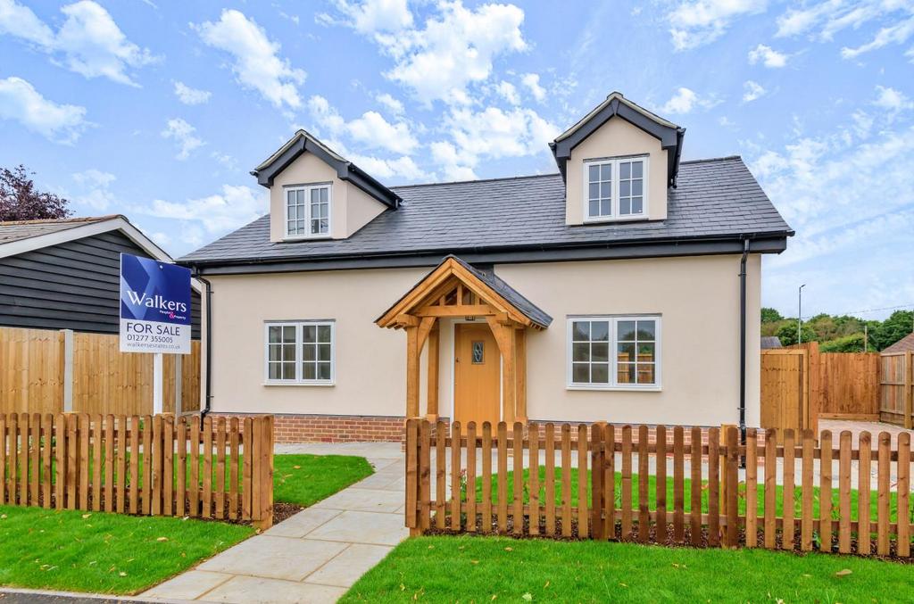 The Street, Galleywood, Chelmsford 3 bed detached house £550,000