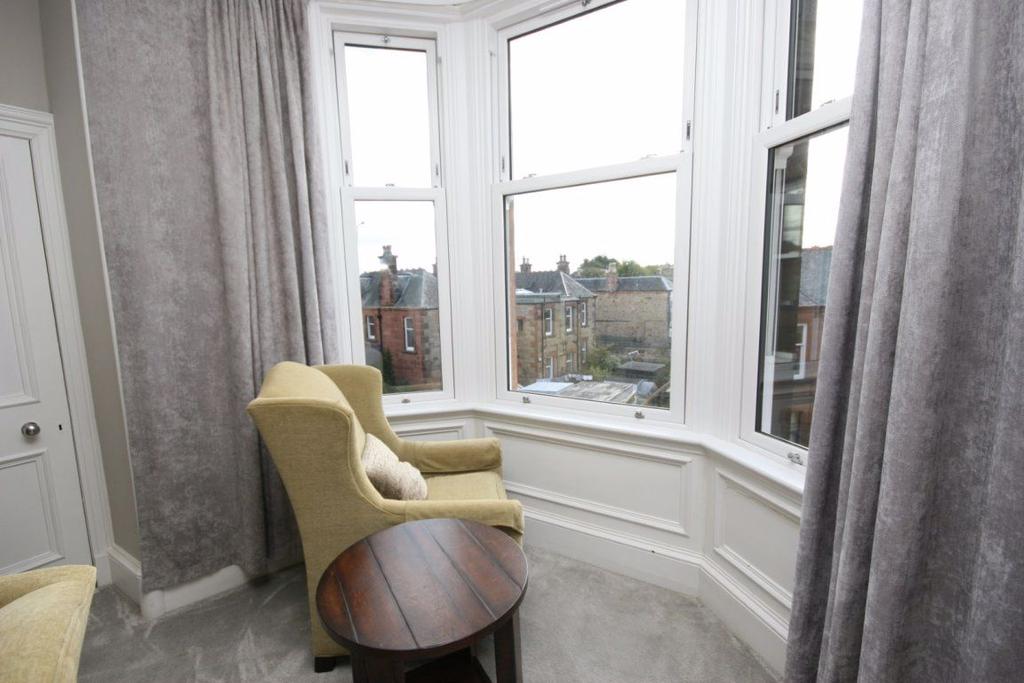 MacDowall Road, Edinburgh 2 bed flat £1,450 pcm (£335 pw)