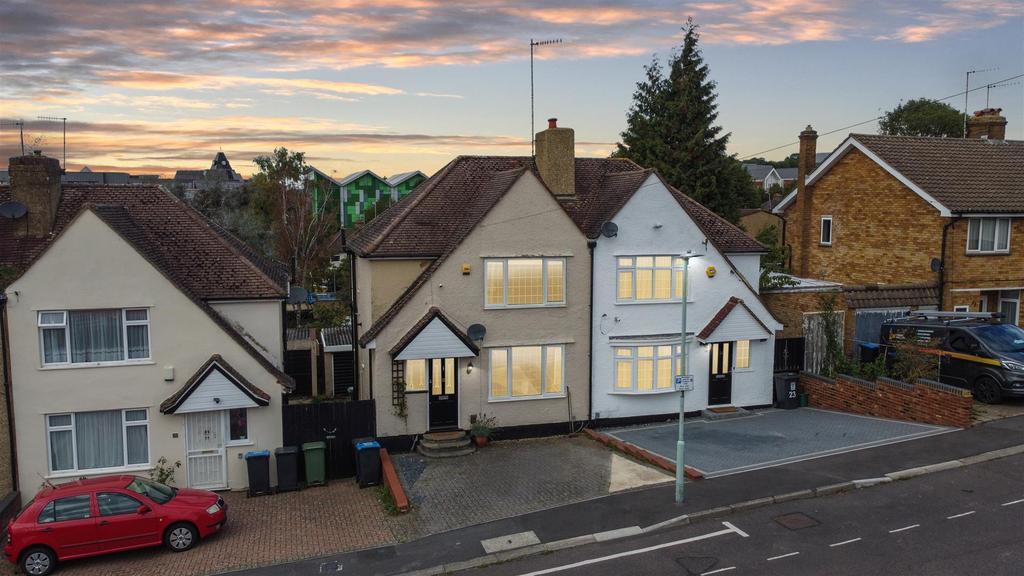 Lamsey Road, Hemel Hempstead, HP3 2 bed house £425,000