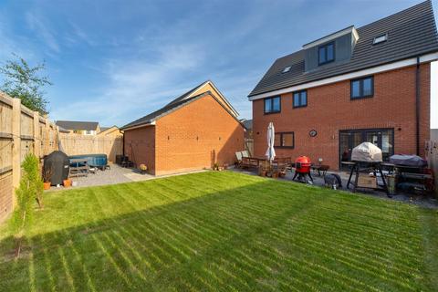 5 bedroom detached house for sale - Gatekeeper Close, Great Park, Newcastle upon Tyne