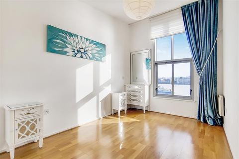 3 bedroom apartment to rent - The Reflection, North Woolwich, E16