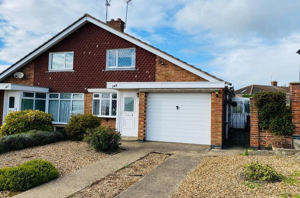 Highlands Avenue, Spinney Hill, Northampton NN3 2 bed semidetached
