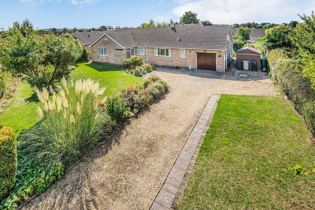 Low Toynton Close, Horncastle, Lincs, LN9 5LN 3 bed detached bungalow