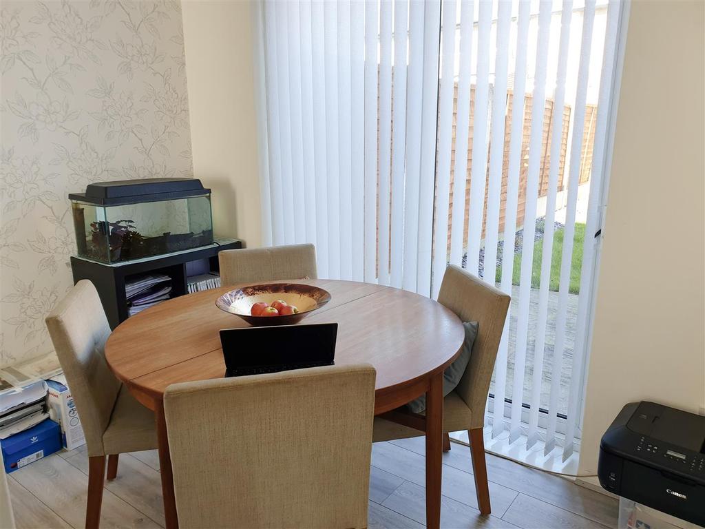 Spath Lane, Handforth, Cheshire 3 bed house £1,250 pcm (£288 pw)