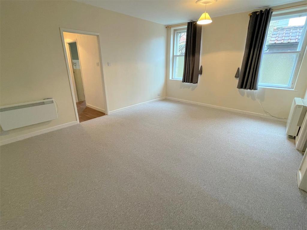 The Causeway, Chippenham 2 bed flat £140,000