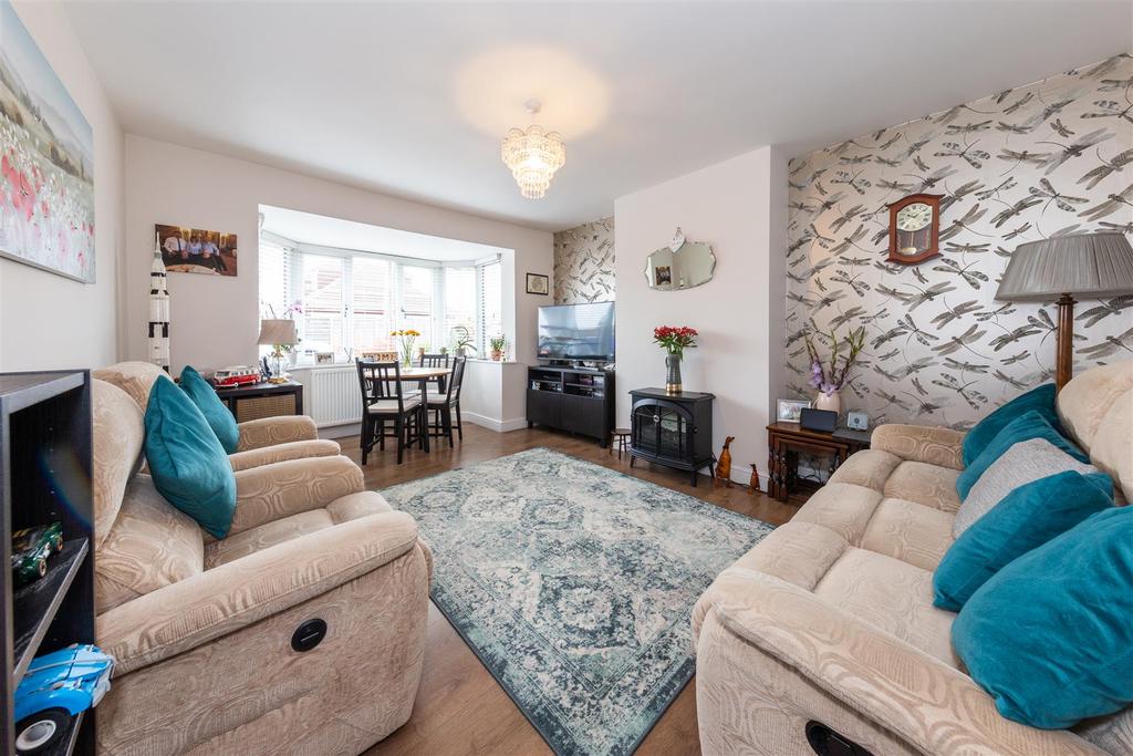 Marina Drive, Dunstable, Bedfordshire 2 bed semidetached bungalow £