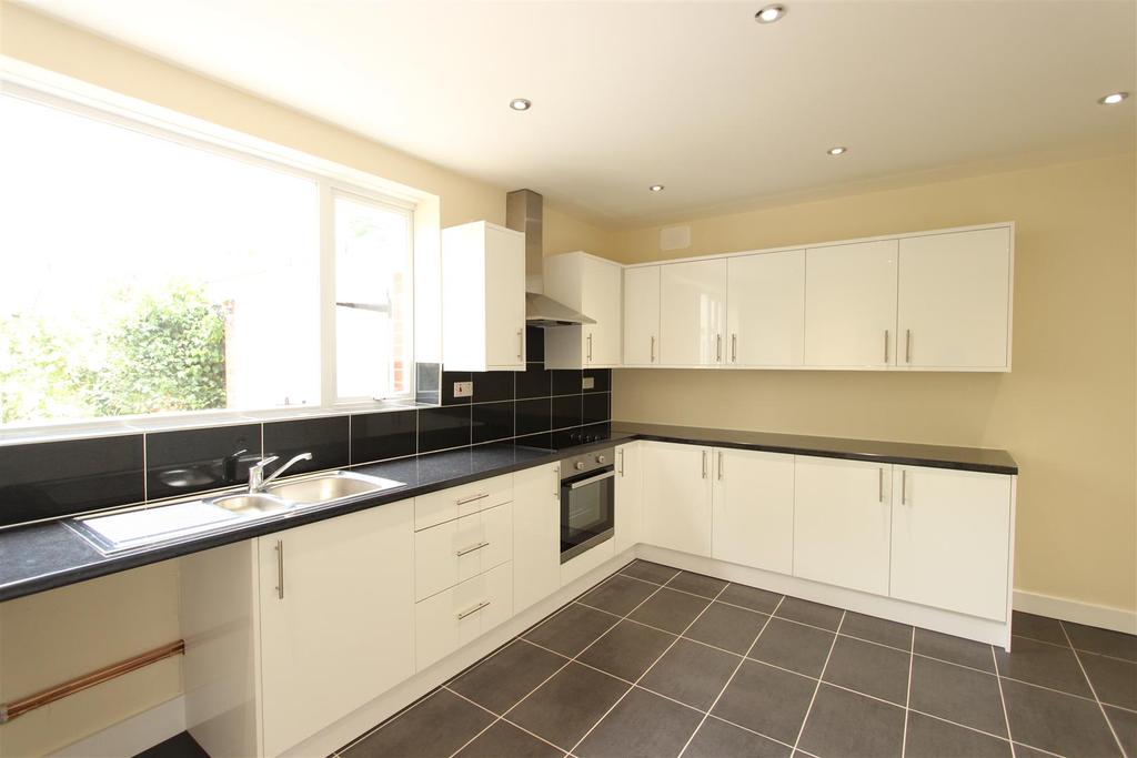 Old Hinckley Road, Nuneaton 3 bed detached house £1,000 pcm (£231 pw)