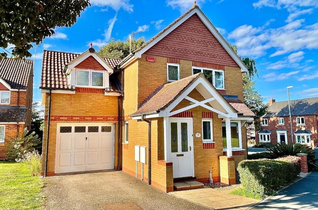 Eaglehurst, Brixworth, Northamptonshire NN6 3 bed detached house for