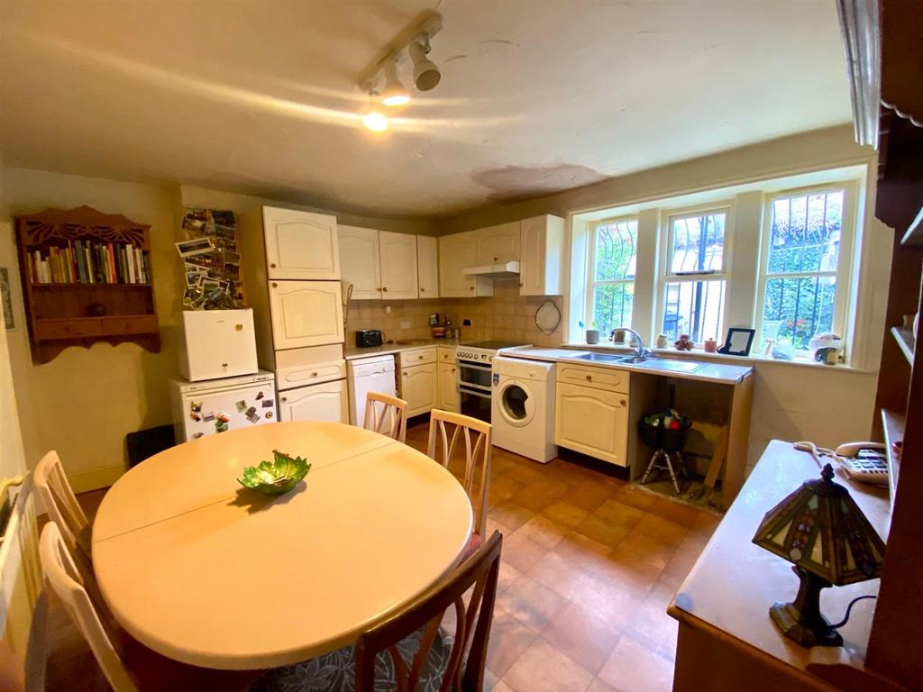 Kitchen 2.jpg