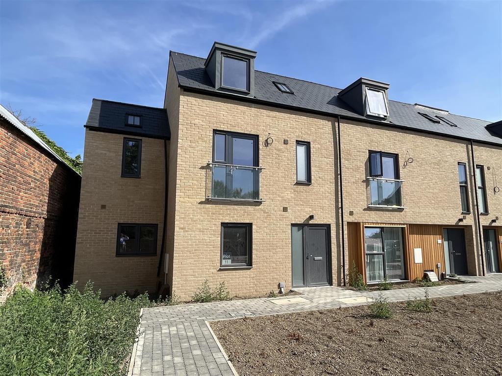 5 Farrier Court, St. Neots 3 bed townhouse £270,000