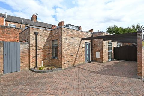 2 bedroom detached house for sale - Alma Terrace, Fulford Road, York, YO10