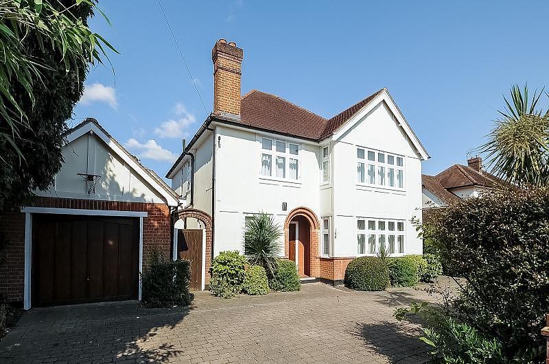 West Grove, Hersham... 4 bed detached house £3,995 pcm (£922 pw)