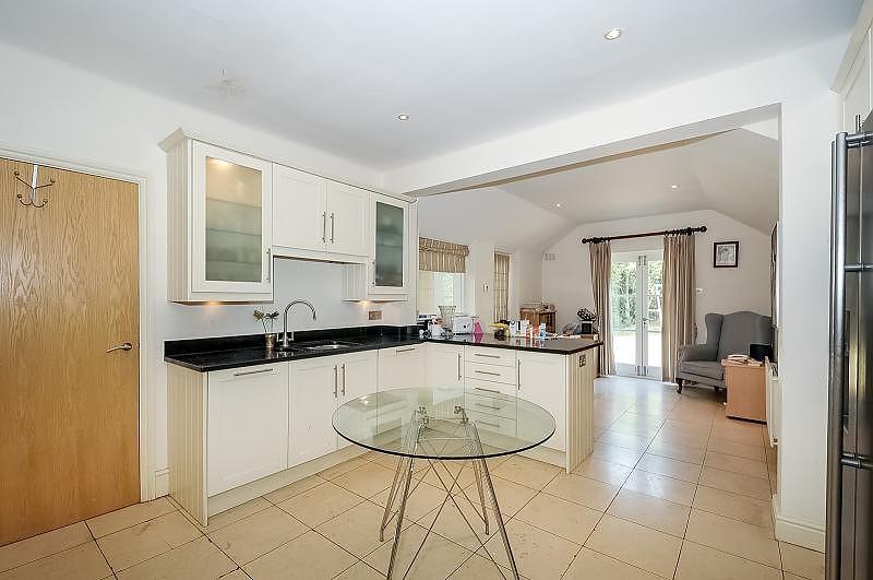 West Grove, Hersham... 4 bed detached house £3,995 pcm (£922 pw)