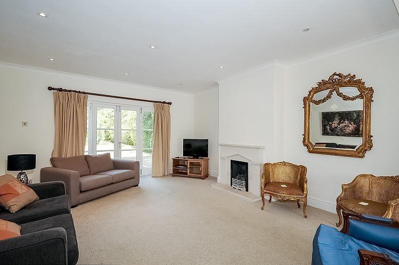 West Grove, Hersham... 4 bed detached house £3,995 pcm (£922 pw)
