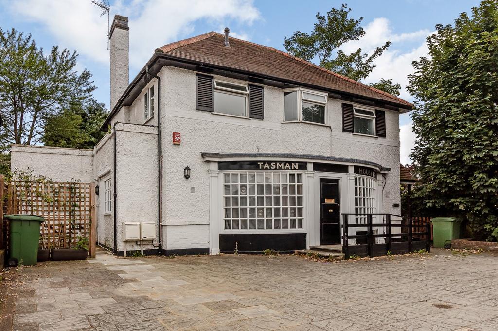 New Zealand Avenue, Walton On Thames, KT12 2 bed apartment £1,550 pcm (£358 pw)