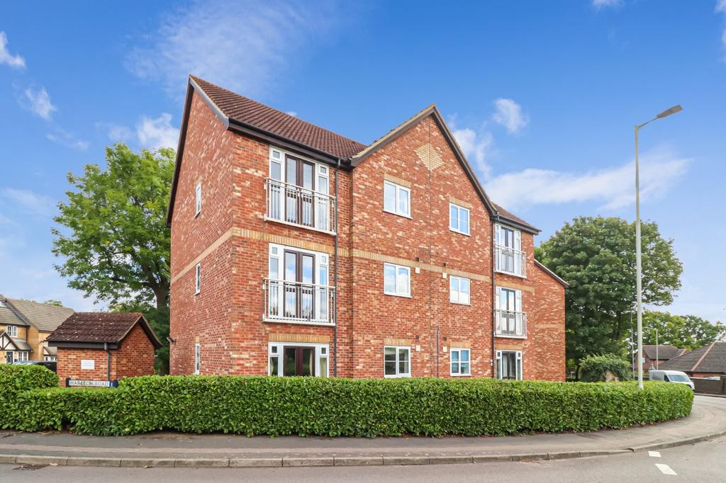 Harlech Road, Abbots Langley... 2 bed flat £280,000