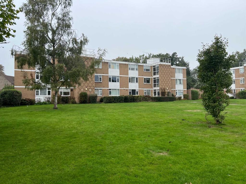 Boreham Holt, Elstree 2 bed flat £400,000