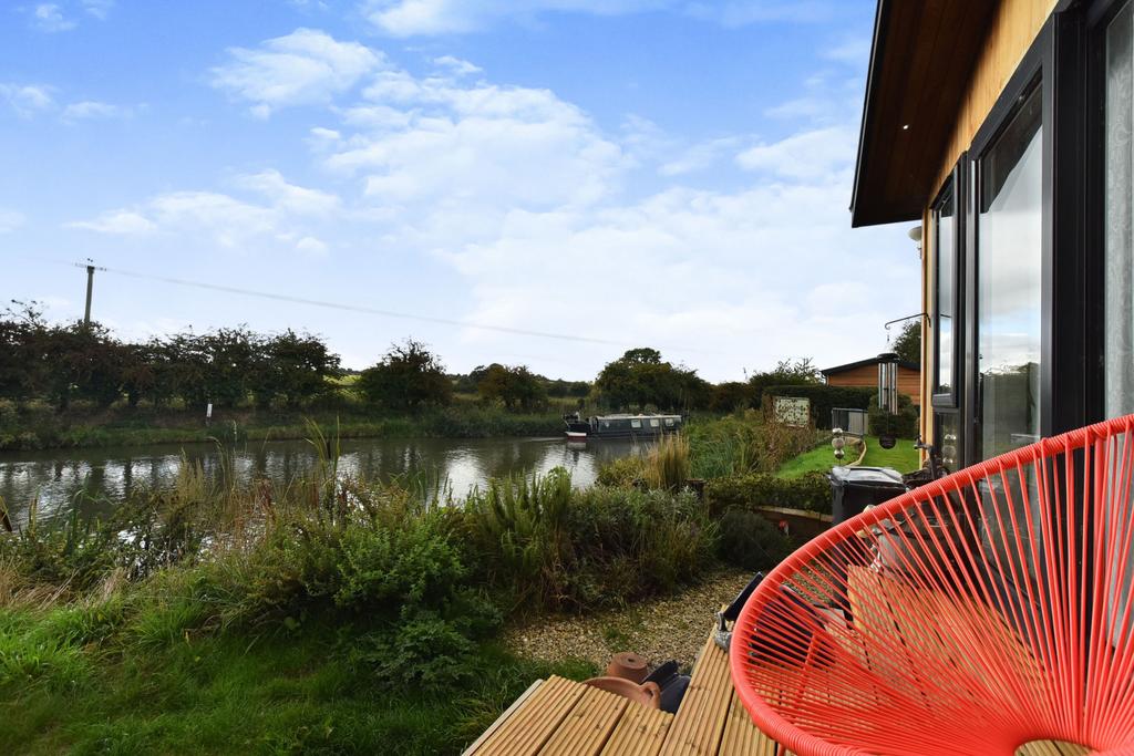 Devizes Marina Village, Wiltshire, SN10 2 bed park home for sale £230,000