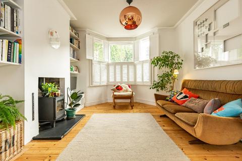 28 Kenilworth Avenue, London, E17 4PE