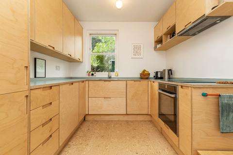 28 Kenilworth Avenue, London, E17 4PE