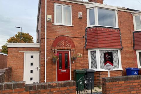 4 bedroom semi-detached house to rent, St. Annes Road, Doncaster