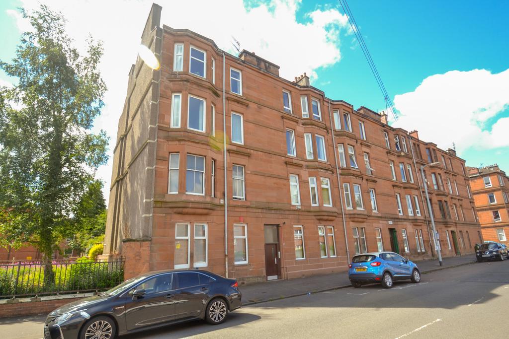 56 Dixon Road, Crosshill, Glasgow, G42 8AX 2 bed flat £155,000
