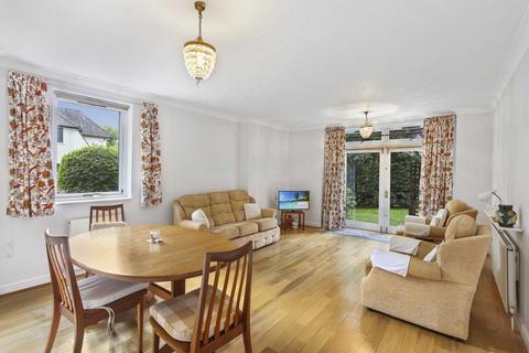 2 bedroom flat for sale - Sandringham Gardens, London