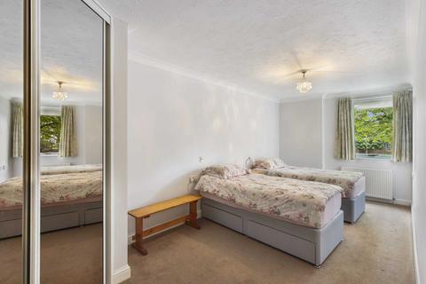 2 bedroom flat for sale - Sandringham Gardens, London
