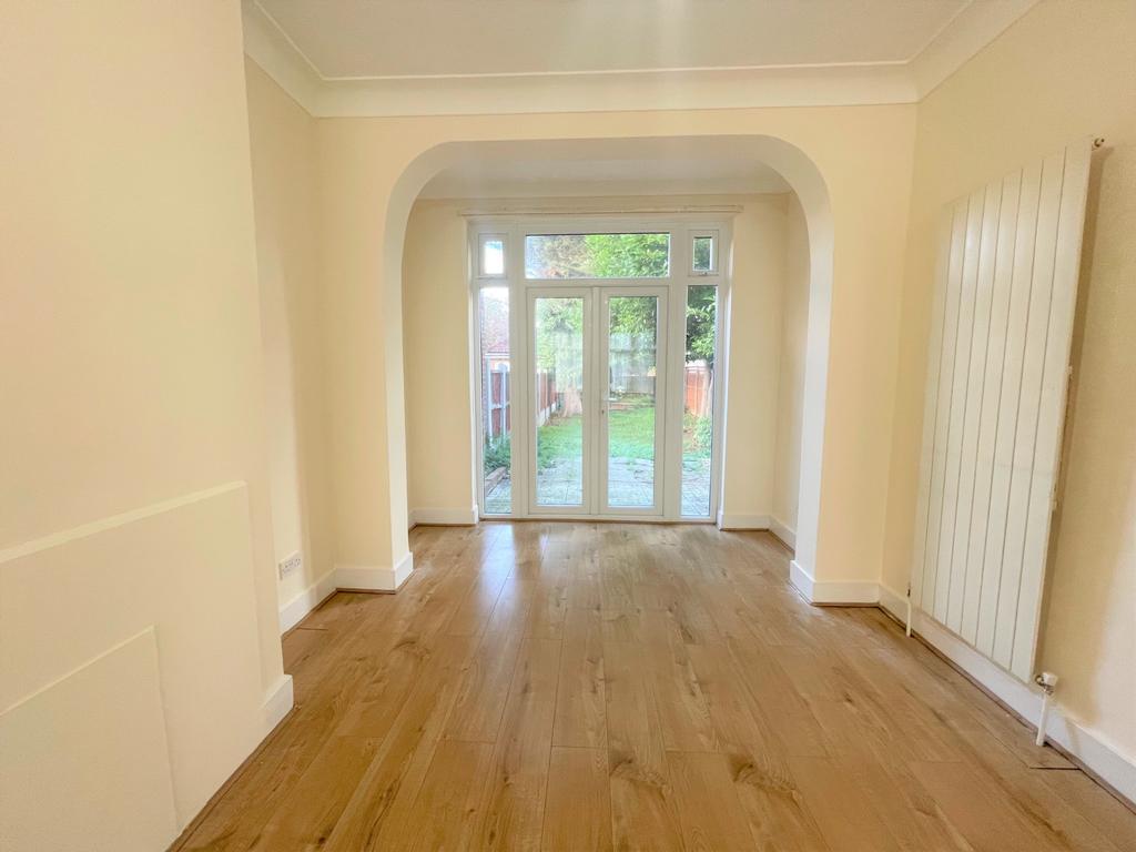 Clifton Road, Newbury Park, IG2 3 bed house £2,000 pcm (£462 pw)