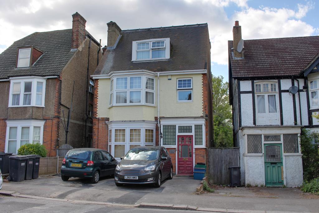 Mayfield Road, South Croydon CR2 1 bed flat £1,100 pcm (£254 pw)