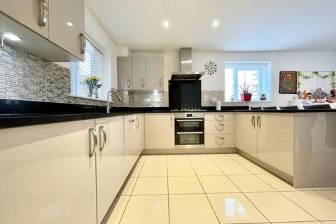 5 bedroom detached house to rent - Simford Way, Whitehouse Park