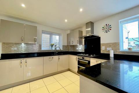 5 bedroom detached house to rent, Simford Way, Whitehouse Park