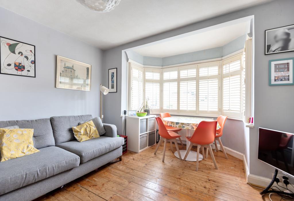 Kelvin Court, Isleworth 2 bed flat £380,000