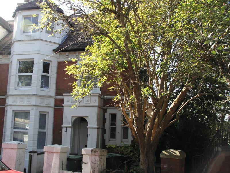 Quarry Crescent Hastings 2 bed flat £875 pcm (£202 pw)