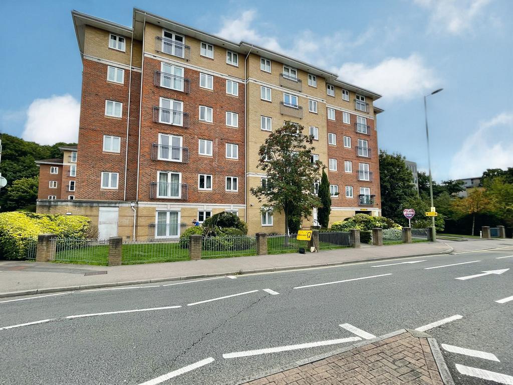 Flat, Chapter House, Farnborough... 2 bed apartment £1,150 pcm (£265 pw)