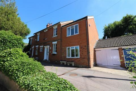 3 bedroom end of terrace house to rent, London Road, Welwyn, AL6