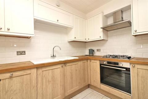 3 bedroom end of terrace house to rent, London Road, Welwyn, AL6