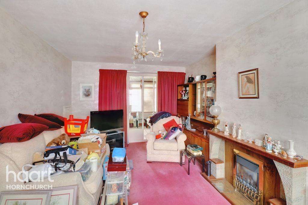 St Andrews Avenue, Hornchurch 3 bed semidetached house £400,000