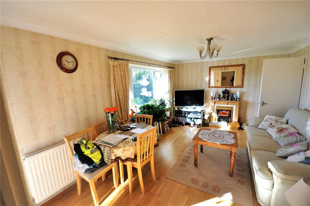 Whitbourne Avenue, Swindon... 2 bed apartment £140,000