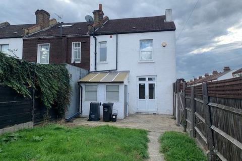 3 bedroom semi-detached house to rent, Beverstone Road, Thornton Heath