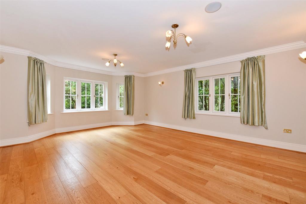 Beech Close, Sandy Lane, Oxshott, KT11 5 bed detached house £8,000